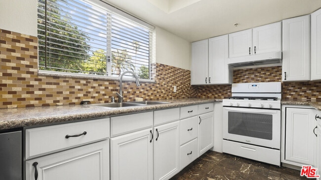 Building Photo - 420 Riverdale Dr