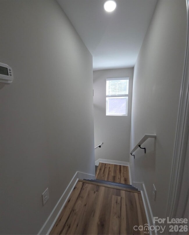Building Photo - 2728 Crawford Ave