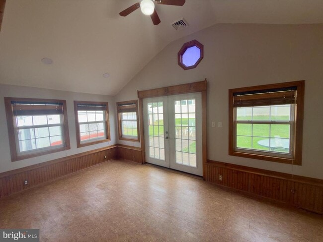 Building Photo - 422 W 6th Ave