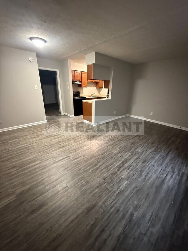 Building Photo - 2021 Cambridge Dr