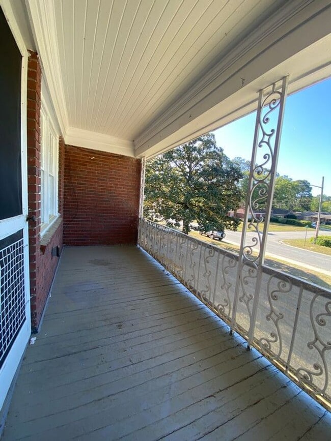 Building Photo - Located in Savannah, GA, this oversized 2-bedroom, 2-bathroom unit