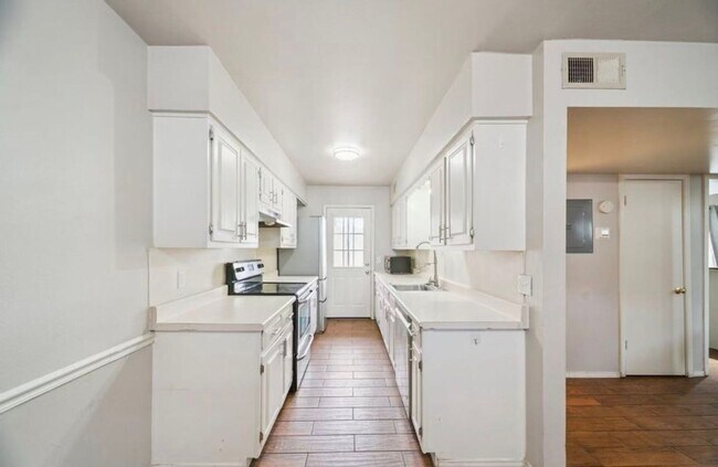 Building Photo - 4614 E 68th St