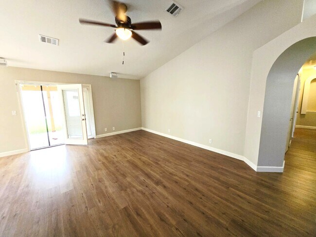 Building Photo - 925 Chaps Cir