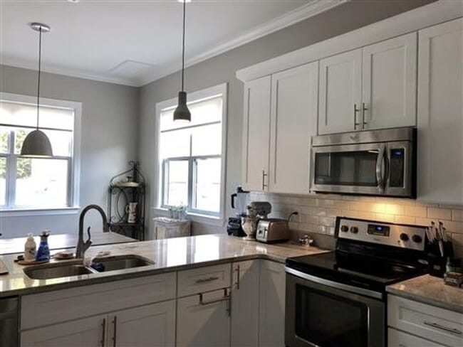 Building Photo - Extremely well maintained 3-bedroom, 2.5-bath home located in the highly desirable Woodlands comm...