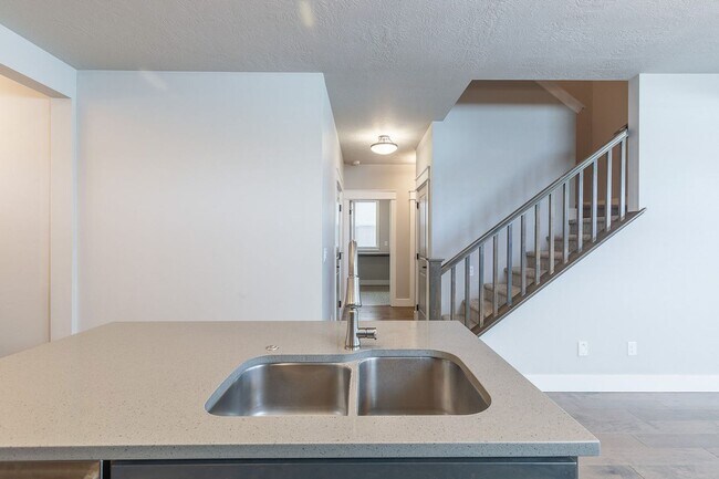Building Photo - Quiet Centrally located 3 bed 2.5 bathroom