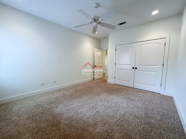 Building Photo - Beautiful 3-Bed Home with Outdoor Kitchen ...
