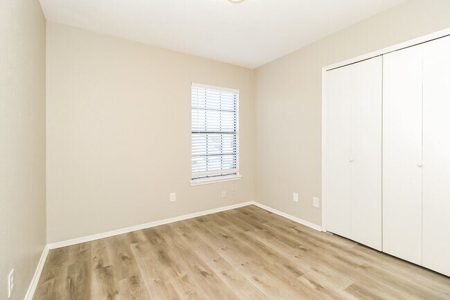 Building Photo - 1217 Greenbriar Ln