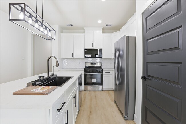 Building Photo - 712 Delano St