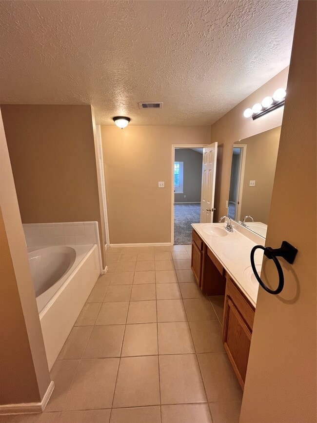 Building Photo - 16118 Cypress Valley Dr