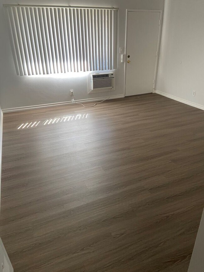 Building Photo - 1/2 OFF FIRST MONTH'S RENT  Remodeled studio apartment with all utilities paid!