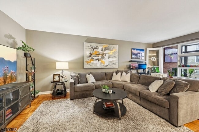 Building Photo - 5 Roosevelt Pl