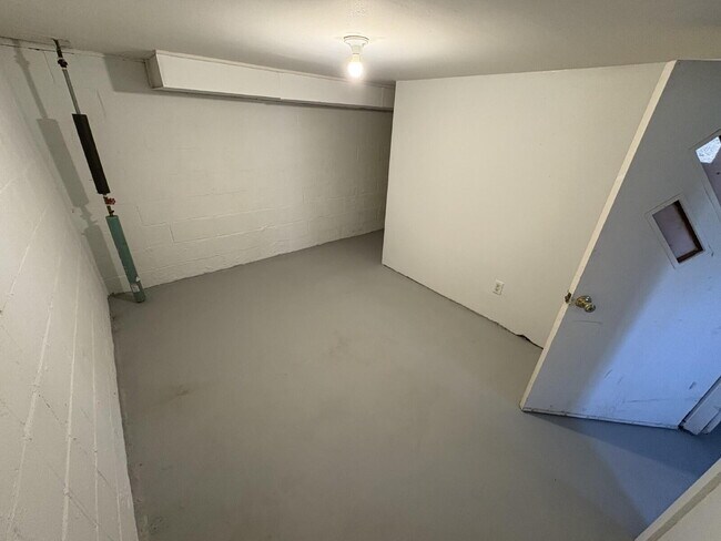 Building Photo - Move in ready home for lease.