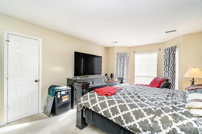 Building Photo - 2027 Killarney Pl