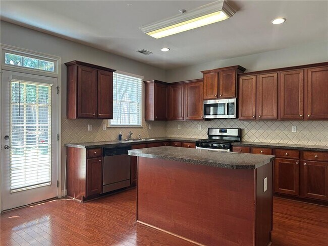 Building Photo - 669 Maple Grove Way