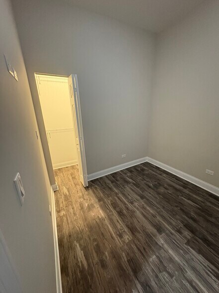Building Photo - 1856 S Avers Ave