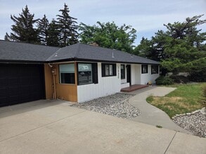 Building Photo - 4 Bed 2 Bath Golf Course Living