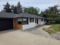 Building Photo - 4 Bed 2 Bath Golf Course Living