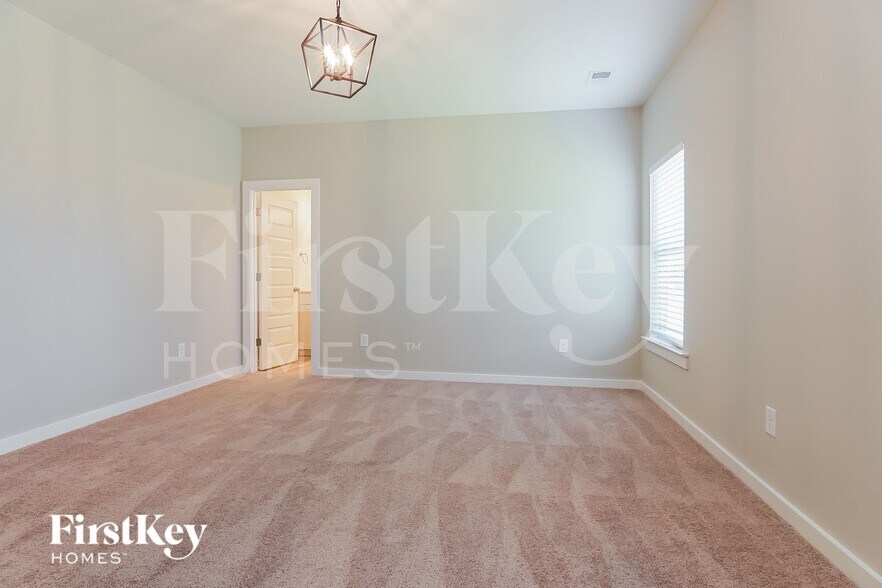 Building Photo - 320 S Pine Dr