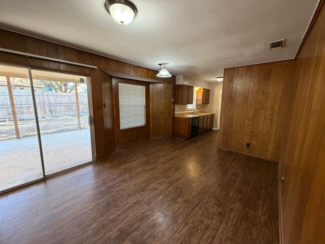 Building Photo - NICE 3 BEDROOM HOME WITH 2 FULL BATHS IN N...