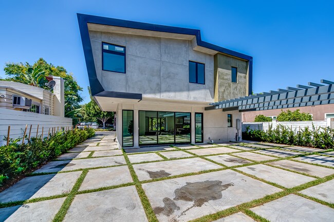 Building Photo - 370 N San Vicente Blvd