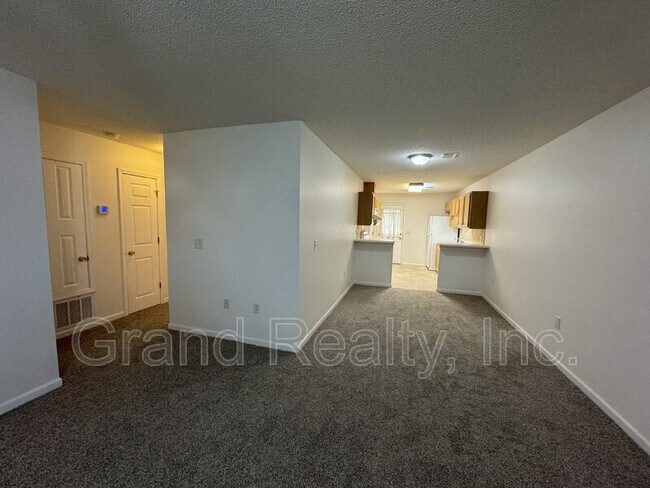 Building Photo - 1015 Peakview Dr