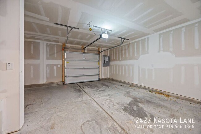 Building Photo - 2427 Kasota Ln