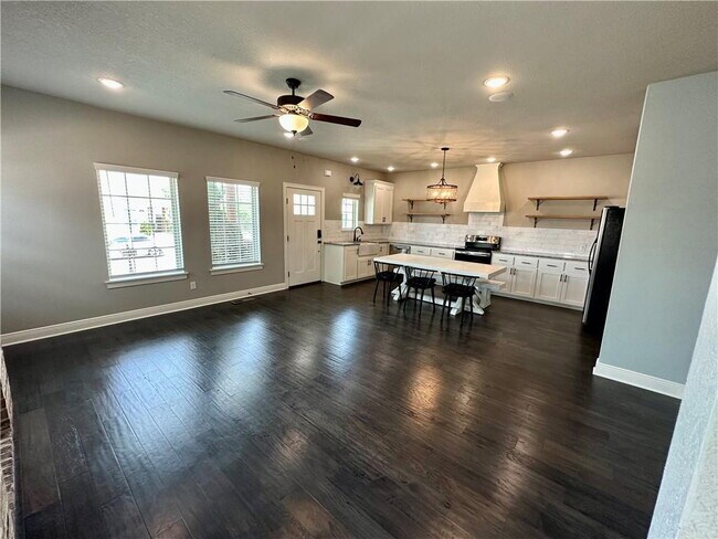 Building Photo - "Charming Fayetteville Home: 3 Bed, 3 Bath, 1709 Sq Ft with Granite & Hardwood Elegance!"