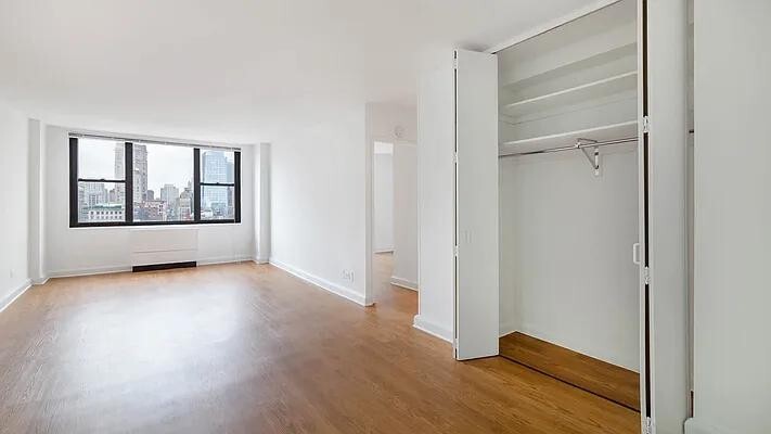 Building Photo - 240 E 27th St