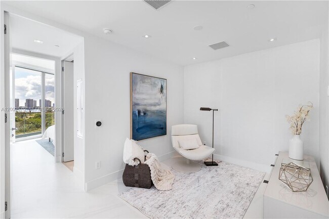 Building Photo - 18975 Collins Ave