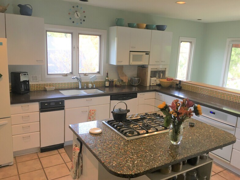 Gas range in island - 125 Brocadero Pl