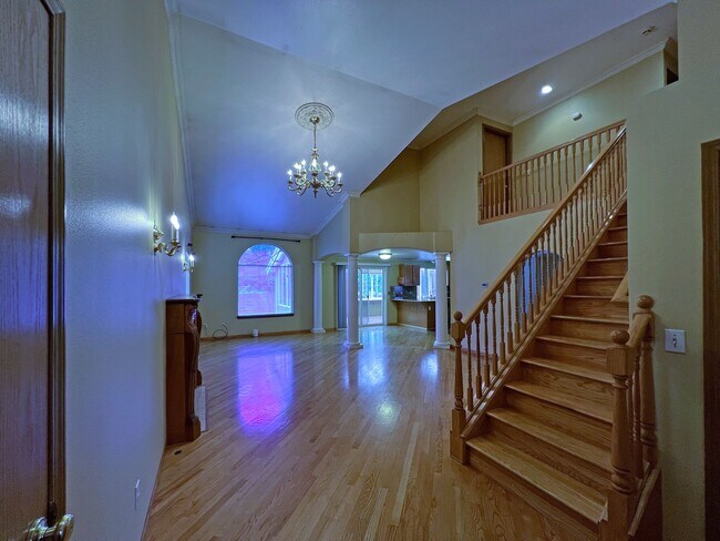 Building Photo - NE Tacoma - Large 3 bedroom 2.5 bathroom w...