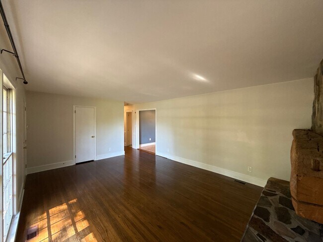 Building Photo - 3-Bedroom Home in Montclaire!