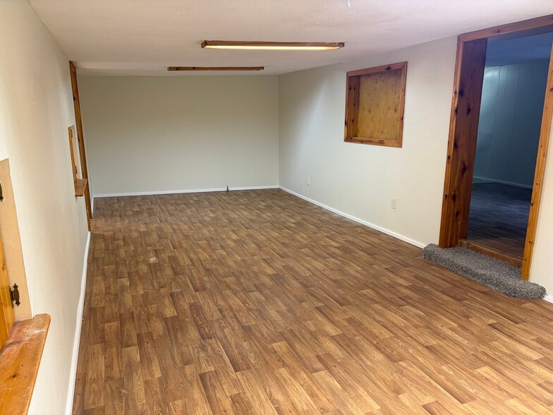 Living - 13312 McComb Rd