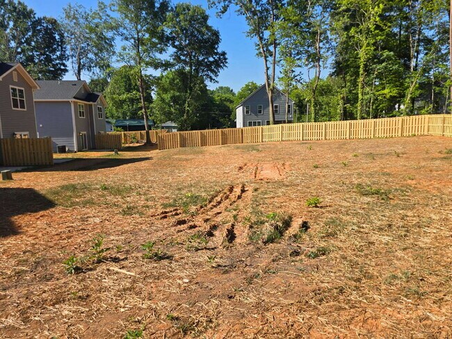 Building Photo - 2 Bedroom Townhomes Near Downtown Mebane for $1495