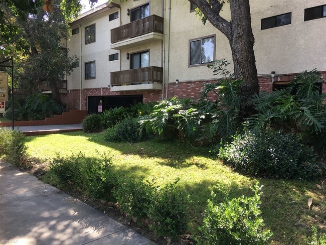 Building Photo - 14640 Burbank Blvd