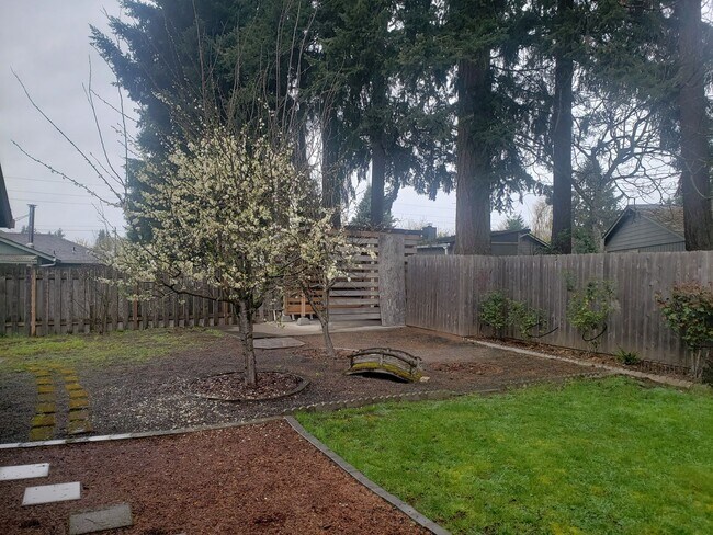 Building Photo - Adorable One-Level House with Huge Backyard in Vancouver!