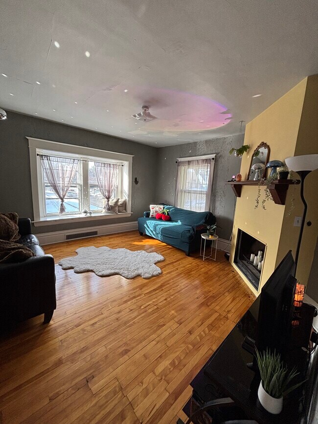 Living room - 1303 Wealthy St SE
