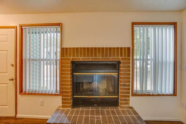 Building Photo - Fanno Creek Condo - Lovely Condo in Heart of Tigard