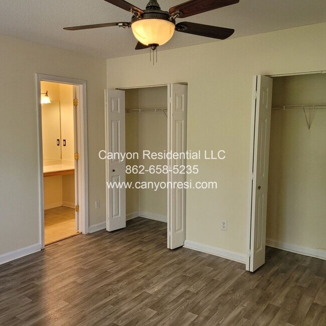 Building Photo - 461 Bedford Knoll Dr