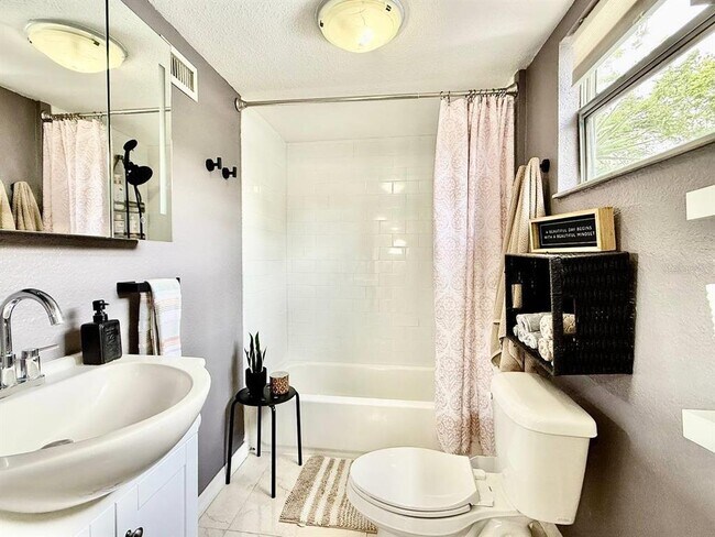 Building Photo - 2575 S Himes Ave