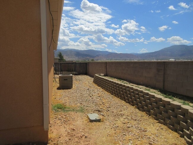 Building Photo - Move-In Bonus!!! 5 bedroom, 3 bath Single Family Home