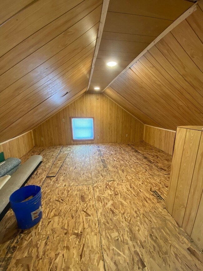 Building Photo - 452 W 10th Ave