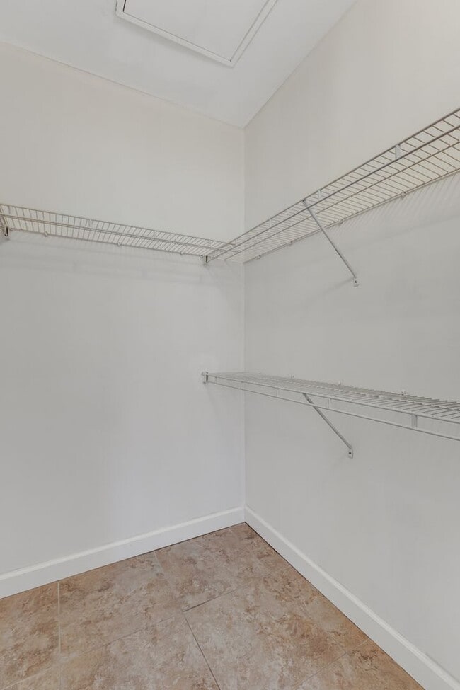 Building Photo - ** RESERVE AT NAPLES ** 3 BED / 2 BATH - TOP FLOOR CONDO - CENTRAL NAPLES - ANNUAL RENTAL