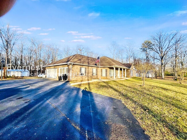 Building Photo - 4 Bed/2.5 Bath Home with Fenced Yard & Garage / Pet-Friendly / Available Now!