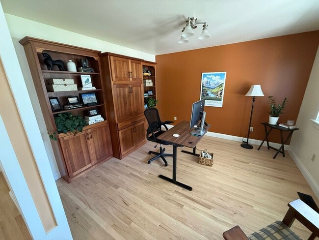 Building Photo - 3 Bed 2 Bath Large Beautiful Home