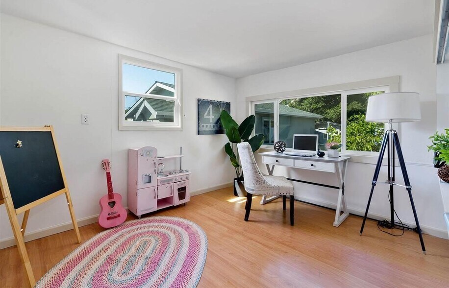 Building Photo - 4076 Santa Rita St