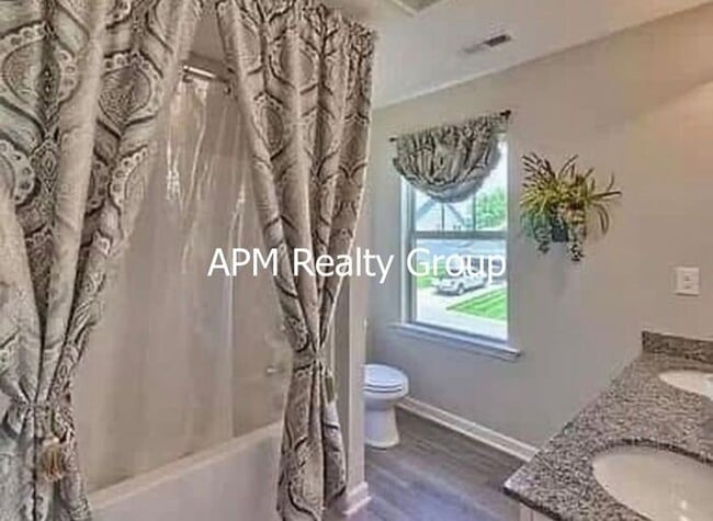 Building Photo - Desirable Chapin Living