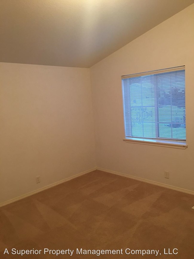 Building Photo - 2325 NE Wintergreen Dr