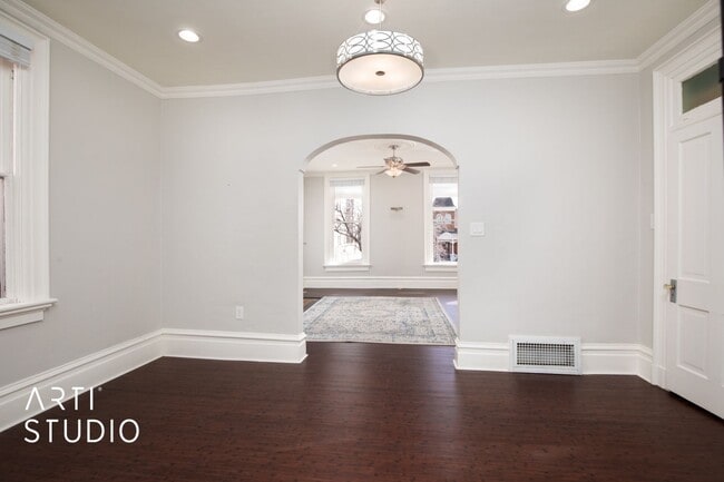 Building Photo - 4 Bed 2 Bath Salt Lake Home For Rent!