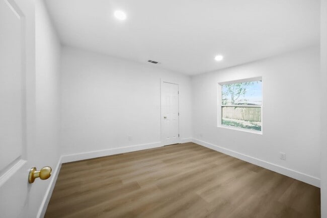 Building Photo - 1616 Nantucket Dr